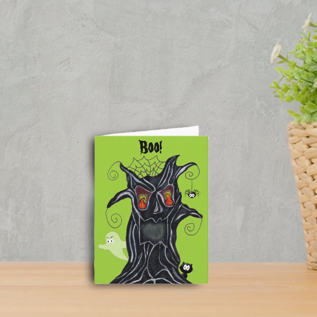 Arbre éffrayant avec la carte de note d'amis (Spooky black tree red eyes ghost, cat, spider on green Halloween notecard.)