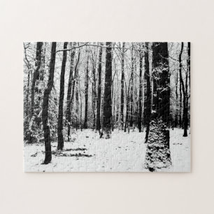 Arbres noirs et blancs dans le puzzle de neige