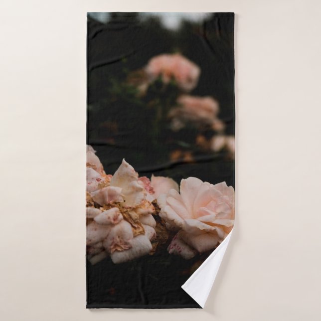 Arbuste à fleurs naturelles pendant l'été abstrait (Serviette de bain)