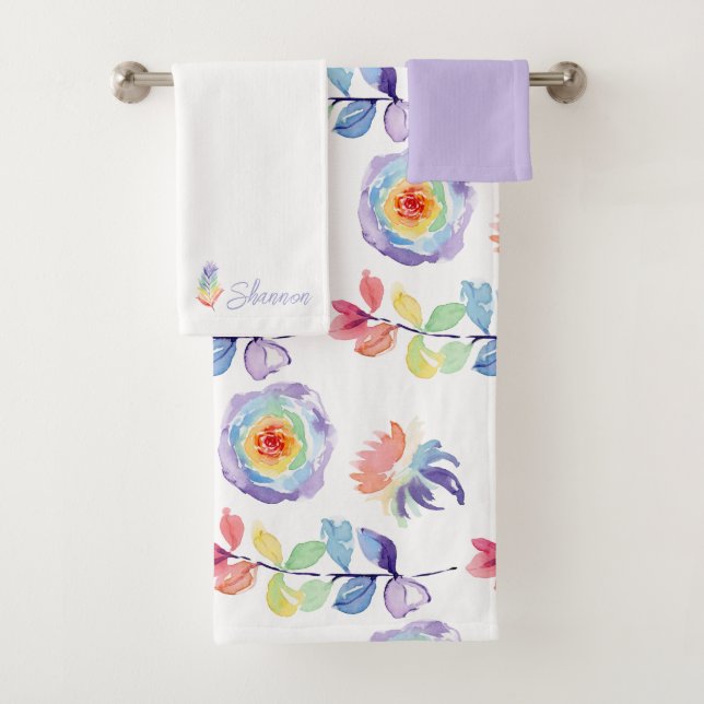 Arc-en-ciel Aquarelle Florale Monogramme Serviette (En situation)