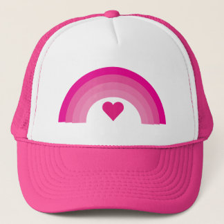Arc-en-ciel et casquette assez roses de coeur
