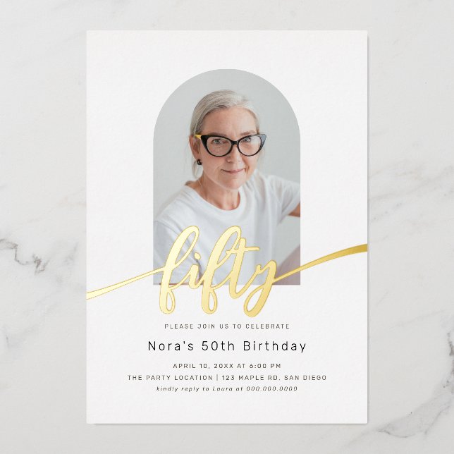 Arc moderne Photo 50th Birthday Foil Invitation (Recto)