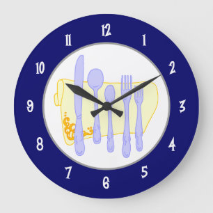 Argent et serviette sur une horloge bleue murale