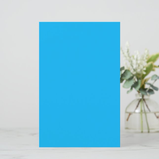 Arrière - plan bleu cyan solide | Style minimalist (Debout devant)