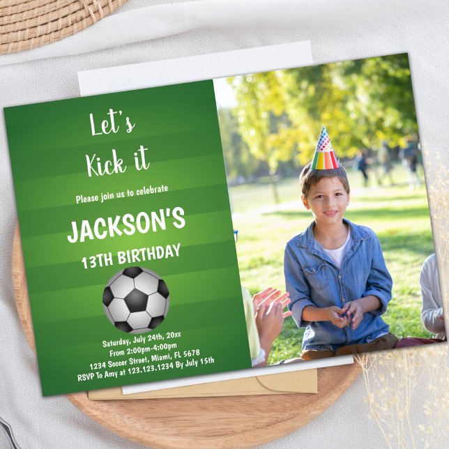 Arrière - plan vert soccer Invitations d'anniversa (Green Back Ground Soccer Birthday Invitations Phot)