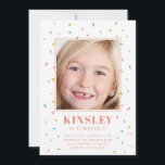 Arrose l'invitation de partie d'anniversaire de<br><div class="desc">Une invitation lunatique de partie d'anniversaire de enfant comportant l'arc-en-ciel arrose et une photo d'enfants.</div>