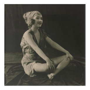 Art Mural En Acrylique Aimer une fille Ziegfeld assise jambes croisées