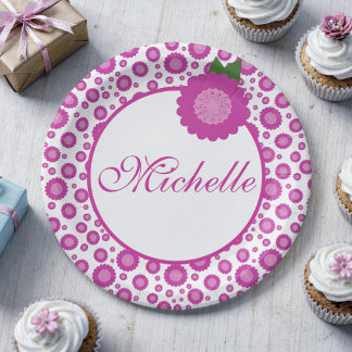 Assiette de fête à fleurs tachetées roses et texte