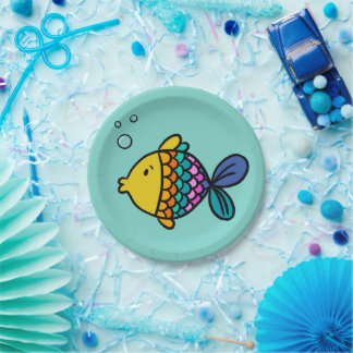 Assiette de poissons colorés avec fond bleu