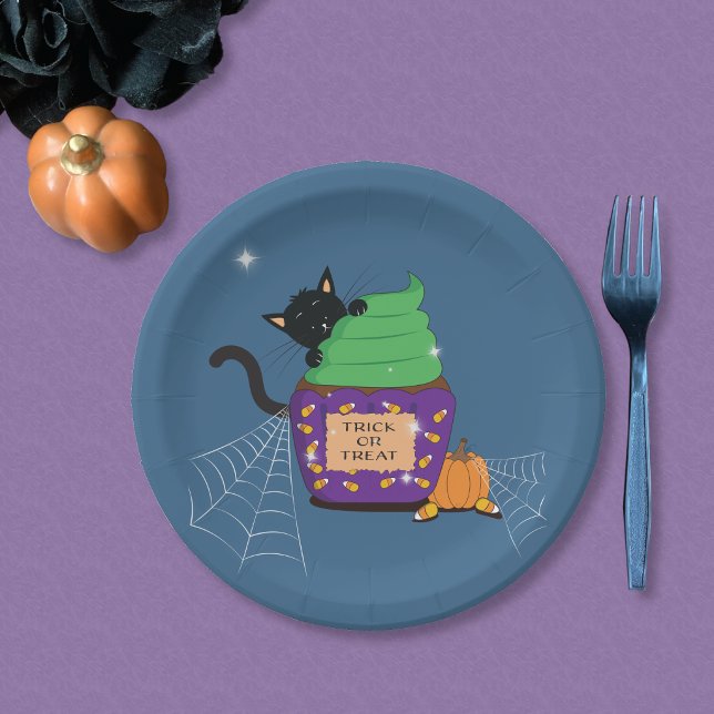 Assiette en papier Halloween Blue Black Cat (Cute Halloween blue paper plate with a black cat .)
