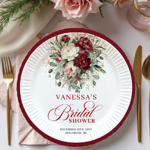 Assiette en papier pour une fête prénuptiale sur l