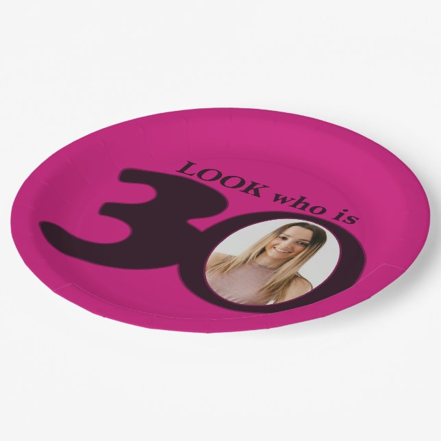 Assiette en papier rose foncé pour photos de 30 an (Angle)