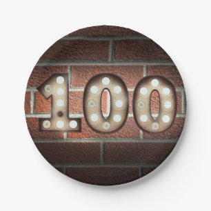 Assiettes En Carton 100e anniversaire marque marquee sur mur en brique
