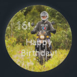 Assiettes En Carton 16e anniversaire pour un garçon d'action avec votr<br><div class="desc">Plaques en papier Cool et tendance pour une soirée ado.Insérez votre photo de l'enfant d'anniversaire.  Avec le numéro:16! et le texte au-dessus de la photo :Joyeux anniversaire ! Lettres et chiffres rudes et rustiques. Des serviettes de toilette sont disponibles.</div>