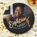 Assiettes En Carton 18e anniversaire photo personnalisée or noir<br><div class="desc">Dix-huit textes en or et 18 clés à la plaque de papier de la fête photo de la porte. Personnalisez ce script de fête de 18e anniversaire photo design anniversaire avec votre propre nom de fille d'anniversaire et deux photos de votre fille d'anniversaire un sur les deux côtés idéal pour...</div>