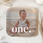 Assiettes En Carton 1er anniversaire Photo - un<br><div class="desc">Un design moderne 1er Anniversaire avec espace pour ajouter votre propre photo et avec le mot 'one.' sur le dessus. Vous pouvez changer le mot à n'importe quoi d'autre si vous préférez !</div>