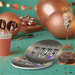 Assiettes En Carton 2027 Odometer New Years Party<br><div class="desc">* HAPPY NEW YEAR 2027! * Fun party hats and confetti to celebrate the New Year. * Several sizes to choose from, round or square plate options. * You can personalize by changing the size of the design. * Change the text message (choose font style, color, size and placement of...</div>