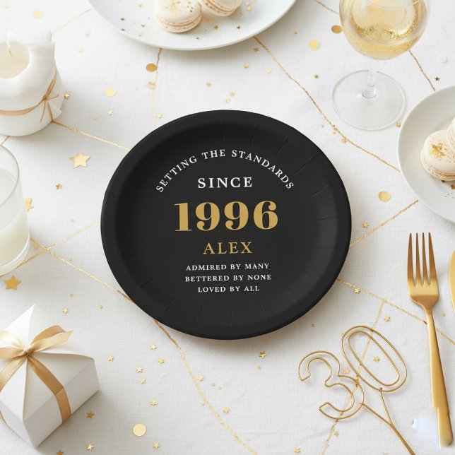 Assiettes En Carton 30th Birthday Name 1996 Black Gold Elegant Chic (1996 Black birthday paper plate. White and gold background.)