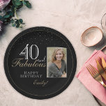 Assiettes En Carton 40 et fabuleux Elegant Black 40th Birthday Photo<br><div class="desc">40 et fabuleux Élégant Script Black 40th Birthday Photo Papier Plaque. Le design a une typographie moderne 40 et Fabulous,  Happy texte d'anniversaire et le nom dans les couleurs blanc et or - personnalisez l'assiette. Insérez votre photo dans le modèle et faites votre propre assiette spéciale pour la fête.</div>