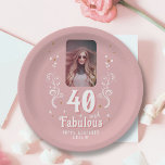Assiettes En Carton 40 et Fabulous Foliage rose photo 40e anniversaire<br><div class="desc">40 et Fabulous Foliage rose Photo 40e Anniversaire Plaques de papier fête. 40 et texte fabuleux en écriture blanche tendance avec un nom et feuillage blanc sur un arrière - plan rose. Personnalisez-le avec votre photo,  votre nom et l'âge.</div>