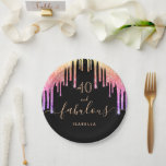 Assiettes En Carton 40 fabuleux anniversaire noir rose or parties scin<br><div class="desc">Une assiette en papier 40e anniversaire tendance et glamour. Un arrière - plan noir classique décoré avec des gouttes de parties scintillant irrégulière de couleur arc-en-ciel, la peinture goutte à goutte dans l'or violet, rose et rose. Avec le texte : 40 et fabuleux. Personnalisez et ajoutez un nom. Texte de...</div>