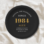 Assiettes En Carton 40e anniversaire Nom 1984 Black Gold Elegant Chic<br><div class="desc">Sophistiqué 40e Anniversaire Unique Black & Gold Party Plaques papier. Célébrer un anniversaire marquant devrait être une expérience mémorable, et quelle meilleure façon de s'assurer que cela qu'avec nos plaques sophistiquées en noir et or 40th Birthday Party Paper Plates? Conçues en noir élégant avec un élégant surbrillant doré, ces assiettes...</div>