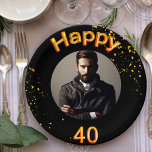 Assiettes En Carton 40e anniversaire photo ballons d'or noir<br><div class="desc">Une plaque en papier pour une fête de 40e anniversaire pour les gars. Modèle pour votre photo. Arrière - plan noir et le texte : Joyeux 40. Le texte est écrit avec un faux script de ballon d'or tendance. Des confettis d'or comme décoration. Des serviettes en papier assorties sont disponibles...</div>