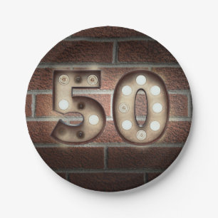 Assiettes En Carton 50e anniversaire marque marquee sur mur en brique