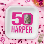 Assiettes En Carton 50e anniversaire rose vif blanc 50 photo personnal<br><div class="desc">50e anniversaire rose sur blanc, 50 photo personnalisée et plaque de nom. Amusant 50ème design, personnalisez cette plaque de fête d'anniversaire avec une photo de la fille d'anniversaire au milieu du numéro 0. Une bonne idée pour ajouter un peu de plaisir à une fête marquant du cinquantième anniversaire. D'autres objets...</div>