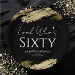 Assiettes En Carton 60e Anniversaire Soirée Gold Black Look Qui est<br><div class="desc">Elégant design de plaques de peinture en feuille d'or Faux. Tout le texte est ajustable et facile à changer pour vos besoins de partie. Grande élégante conception modèle de 60ème anniversaire. Serviettes de fête d'anniversaire chic. Noir et or</div>