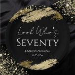 Assiettes En Carton 70e anniversaire de la fête Gold Black Look Qui es<br><div class="desc">Elégant design de plaques de peinture en feuille d'or Faux. Tout le texte est ajustable et facile à changer pour vos besoins de partie. Grande élégante conception modèle de 70ème anniversaire. Serviettes de fête d'anniversaire chic. Noir et or</div>