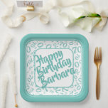 Assiettes En Carton 70th Birthday Party Numéro Motif Turquoise blanc<br><div class="desc">Il est facile de personnaliser le texte au centre avec les modèles de texte fournis. Cette conception sur la colline a un motif aléatoire turquoise et blanc avec le numéro de jalon 70 répété dans des tailles et angles variés pour une impression tout-en-haut. Il y a un carré blanc au...</div>