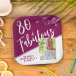 Assiettes En Carton 80 et fabuleux Script Photo Magenta 80e anniversai<br><div class="desc">80 et fabuleux Script Photo Magenta 80th Birthday Paper Plates. Écriture blanche tendance et feuillage blanc avec photo personnalisée. Faites vos propres plaques de papier de fête de 80e anniversaire pour elle. Customisez avec le nom et l'âge et insérez votre photo dans le modèle.</div>