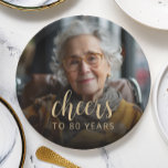 Assiettes En Carton 80e anniversaire de la fête<br><div class="desc">Ces plaques personnalisées de 80e anniversaire de naissance présentent la photo et l'anniversaire de l'invité,  ainsi que le mot "Cheers" dans un élégant script de calligraphie couleur or. Un écran sombre permet de faire apparaître le texte. Une excellente façon de célébrer quelqu'un qui a quatre-vingts ans !</div>