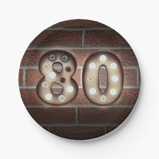 Assiettes En Carton 80e anniversaire marque marquee sur mur en brique (Devant)
