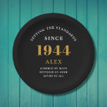 Assiettes En Carton 80e anniversaire Nom 1944 Black Gold Elegant Chic<br><div class="desc">Sophistiqué 80e anniversaire Unique Black & Gold Party Plaques papier. Célébrer un anniversaire marquant devrait être une expérience mémorable, et quelle meilleure façon de s'assurer que cela qu'avec notre sophistiqué noir et or 80th Birthday Party Paper Plates? Conçues en noir élégant avec un élégant surbrillant doré, ces assiettes sont imprimées...</div>
