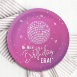 Assiettes En Carton À l'ère de son anniversaire, fête de l'ère, fête d<br><div class="desc">Dans Son Anniversaire, Era Party, Eras Party Any Age Party Paper Plates présente une simple boule de parties scintillant disco avec le texte "In Her Birthday Era" dans un script moderne de typographie blanche. Parfait pour tous les âges Fêtes d'anniversaire de Swifties. Conçu par Evco Studio. Pour la coordination des...</div>