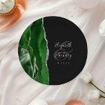 Assiettes En Carton Agate Geode Hunter Vert Argent Mariage foncé<br><div class="desc">Ces élégantes plaques mariages modernes présentent une aquarelle verte ornée d'une parties scintillant en faux argent. Customisez facilement le texte gris argenté sur un arrière - plan non noir,  avec les noms de la mariée et du marié dans la calligraphie manuscrite sur une grande esperluette.</div>
