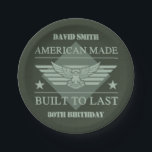Assiettes En Carton American Made 80th Birthday<br><div class="desc">Un design unique de fête du 80e anniversaire pour les hommes et les femmes dans l'armée,  les républicains,  ou tout patriotique américain. Cette conception a un aigle,  des étoiles,  des rayures dans différentes nuances de vert militaire. Personnalisez-le en customisant le nom de la personne qui fête l'anniversaire !</div>
