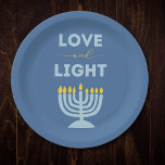 Assiettes En Carton "Amour et Lumière" Juif Menorah Blue Hanoukka<br><div class="desc">Apportez une touche d'élégance à vos célébrations Hanoukka avec ces assiettes "Amour et Lumière", parfaites pour servir des fêtes traditionnelles comme les latkes et les beignets de gelée. Dotés d'un arrière - plan bleu serein, d'une illustration éclatante de menorah et du message inspirant "Amour et Lumière", ces assiettes ajoutent chaleur...</div>