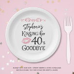 Assiettes En Carton Amusant Anniversaire Embrasser Une Décennie Adieu<br><div class="desc">Amusant Anniversaire Embrasser Une Décennie Adieu Personnalisé Plaque Papier Fête. Célébrez un anniversaire qui débute une nouvelle décennie avec ces serviettes de fête amusantes avec un design de typographie moderne de l'âge modifiable pour le dicton NOM'S KISSING HER "DECENNIE" GOODBYE (l'échantillon montre 40s pour un 50e anniversaire). CHANGEMENTS : Le...</div>