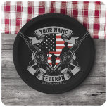 Assiettes En Carton Ancien combattant américain personnalisé Fière Vet<br><div class="desc">Drapeau Vétérinaire Américain Fière Vet USA avec des soldats avec armes à feu et Drapeau américain design. Personnalisé avec votre nom,  texte personnalisé et emplacement! Un cadeau parfait pour cette personne spéciale dans votre vie!</div>