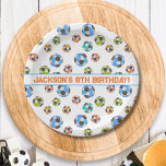 Assiettes En Carton Anniversaire de enfant de balles de football<br><div class="desc">Plaques de fête d'anniversaire sur le thème du football ! Ce design de ballon de football mignon et coloré est parfait pour votre petite fête de football de champion! Personnalisez-vous avec le nom de votre enfant, l'événement de célébration ou utilisez-vous comme groupe et ajoutez votre nom d'équipe ! Une assiette...</div>