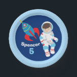 Assiettes En Carton Anniversaire de enfant spatial de l'astronaute coo<br><div class="desc">Un astronaute spatial cool a décoré une plaque de papier pour l'anniversaire d'un enfant. Comprend un astronaute enfant génial à côté d'un vaisseau-fusée dans la galaxie. Plats de fête d'enfants bleus amusants.</div>