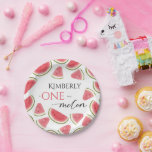 Assiettes En Carton Anniversaire de la pastèque, un dans un Melon Anni<br><div class="desc">Faites de votre table de fête une délicieuse tranche de pastèque avec nos assiettes en papier "Watermelon Birthday" et "One in a Melon Birthday Party" ! Ces assiettes de charme sont décorées dans un style pastèque dynamique qui ajoute une touche de couleur à votre célébration. Parfaites pour servir tous vos...</div>