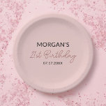 Assiettes En Carton Anniversaire Fête Blush Pink Nom mignon<br><div class="desc">Faites de votre fête d'anniversaire un événement spécial grâce à nos Plaques de papier de marque Blush Pink. Dotés d'un arrière - plan rose vif et d'un nom personnalisable dans une police adorable, ces assiettes apportent une touche personnelle à toute fête. Conçus à partir de papier durable et de haute...</div>