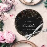 Assiettes En Carton Anniversaire noir or parties scintillant poussière<br><div class="desc">Pour une fête d'anniversaire glamour de 50ème (ou tout âge). Un arrière - plan noir élégant. Décoré avec de la poussière de parties scintillant en faux or et des cordes de lumière. Personnalisez et ajoutez un nom et 50 ans. Le nom est écrit avec un script de style moderne écrit...</div>