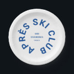 Assiettes En Carton Après Ski Club Hiver Bleu Crest de la station de s<br><div class="desc">Après Ski Club, crest de la station de ski bleu d'hiver, assiettes en papier. Personnalisez avec l'année de votre voyage de ski, le nom de la station de ski et le lieu. Parfait pour un voyage de ski de groupe ou pour une fête de bachelor ou bachelorette sur le thème...</div>