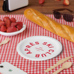 Assiettes En Carton Après Ski Club Hiver Crest de la station de ski ro<br><div class="desc">Après Ski Club, crête de la station de ski rouge d'hiver, assiettes en papier. Personnalisez avec l'année de votre voyage de ski, le nom de la station de ski et le lieu. Parfait pour un voyage de ski de groupe ou pour une fête de bachelor ou bachelorette sur le thème...</div>