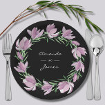 Assiettes En Carton Aquarelle de la couronne de fleurs magnolia<br><div class="desc">Des fleurs de magnolia d'aquarelle violette courent sur un arrière - plan noir,  ces plaques en papier botanique sont belles pour les réceptions de mariage,  douches,  fiançailles,  dîners de répétition et plus encore. 2 tailles disponibles. Suite mariage MATCHING dans notre magasin —> http://bit.ly/2IaVbAd <—</div>